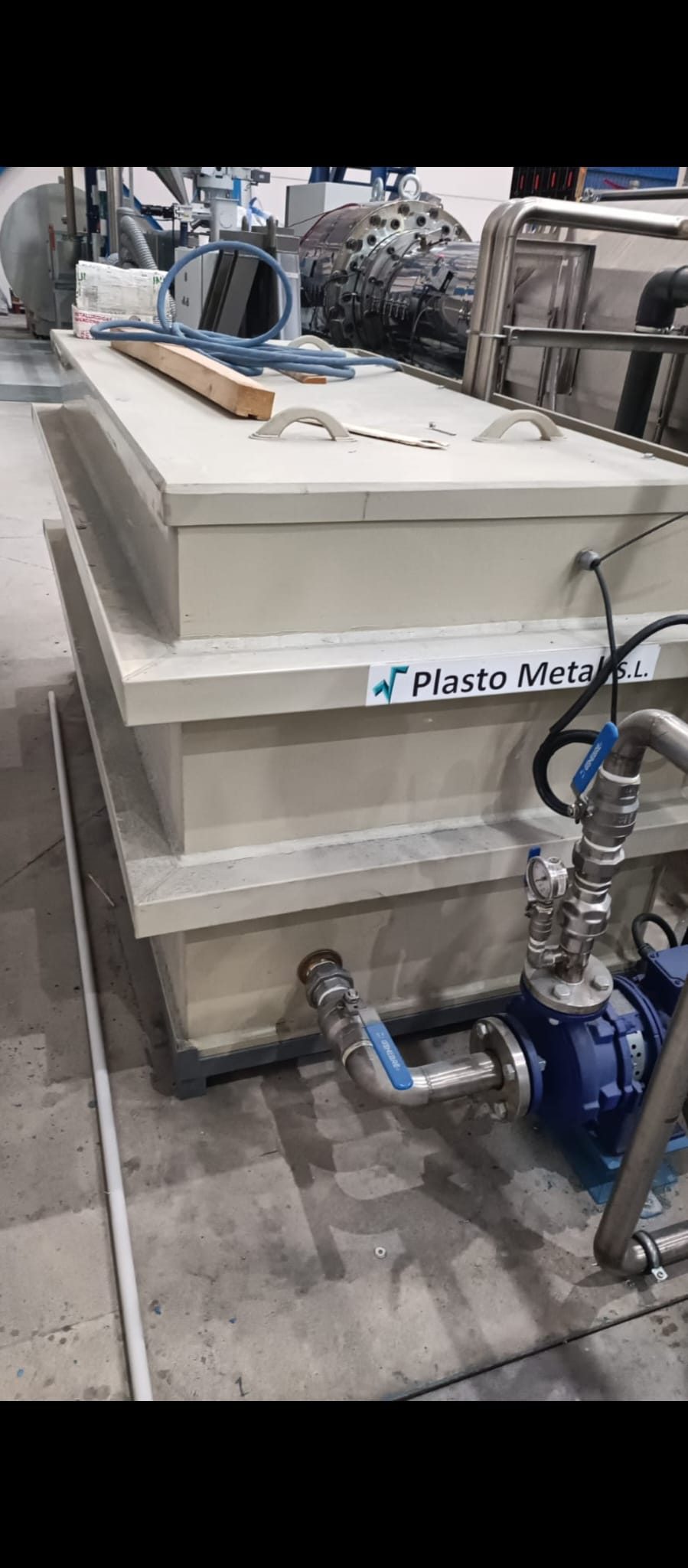 Depósito industrial con instalación de proceso en cliente del sector químico